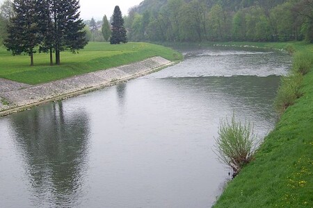 Povodí řeky Bečvy je z hlediska povodňových rizik jedním z nejexponovanějších v Česku. Stát nyní musí rozhodnout, jestli bude vodní dílo Skalička na Bečvě suchým poldrem, nebo vodní nádrží se zásobami vody. Na ilustračním snímku řeka Bečva v Teplicích.