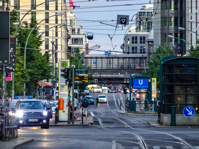 Návrat aut na Friedrichstrasse v Berlíně. Návrat aut na Friedrichstrasse v Berlíně.