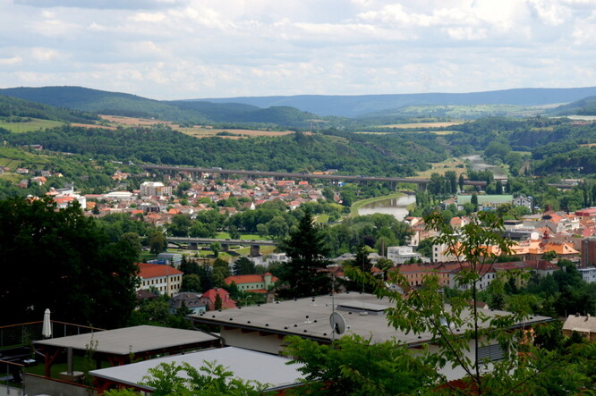 Pohled na město od samoty U Studánky. Český kras v pozadí.
