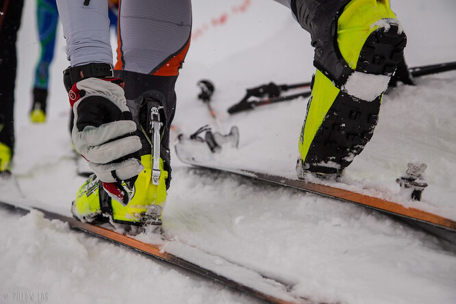Běžecké lyžování sice stojí jen za jedním či dvěma procenty světového znečištění fluorem, ale postihuje významné přírodní lokality vyhledávané pro tento sport. V běžeckých stopách je stonásobná koncentrace ve srovnání s tím, co teče v českých řekách.  Například největší světový výrobce vosků Swix však už několik let fluor nepoužívá.