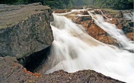 K atraktivním vodopádům na Bílém Labi patří například také Plotnový vodopád s výškou 5,3 metrů a se sklonem 28 stupňů. Název má po skalních plotnách, po kterých se voda řítí do hluboké tůně. Další má jméno Velký skok. / Ilustrační foto