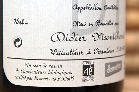 Víno si můžete vybírat podle celosvětově uznávaných certifikací i dle označení nijak nekontrolovaných a založených čistě na důvěře mezi producentem a zákazníkem. Na snímku francouzské biovíno.