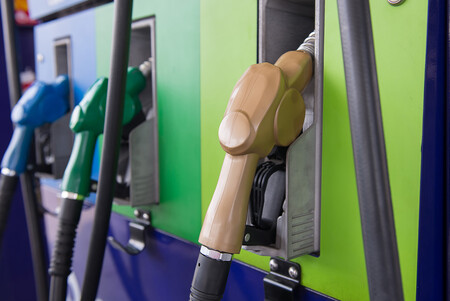 Dodavatelé pohonných hmot musí nyní do benzinu přimíchávat nejméně 4,1 procenta biopaliv, do nafty šest procent biopaliv. Norma, která by měla platit od dubna příštího roku, tyto podíly nemění. / ilustrační foto
