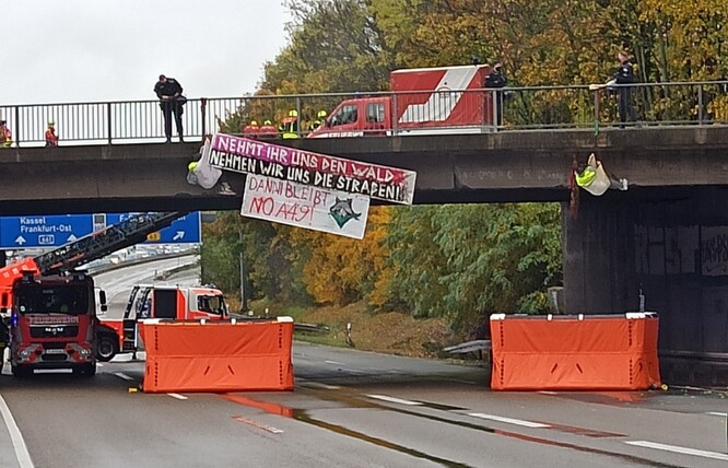 Mezi blokovanými dálnicemi byly A7 u Kasselu, A4 u Jeny, A2 poblíž Braunschweigu nebo A4 u Drážďan. V Hamburku zablokovalo most Köhlbrandbrücke zhruba 40 stoupenců ekologického hnutí Extinction Rebellion. Podobné akce protestující uskutečnili již dříve.