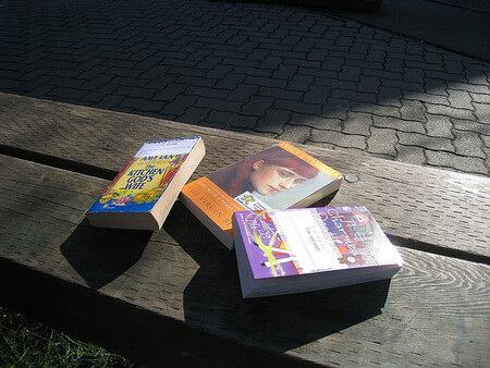 Knihy lze do dalšího života poslat kdekoliv. Třeba na lavičce v parku.