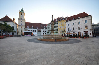 Bratislavské Hlavní náměstí je celé vydlážděné, v létě je tu výheň k nepřežití.