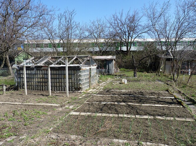 Zahradkářská kolonie u M-Paláce v Brně zanikla proto, aby udělala prostor novému vlakovému nádraží. Zahradkářská kolonie u M-Paláce v Brně zanikla proto, aby udělala prostor novému vlakovému nádraží.