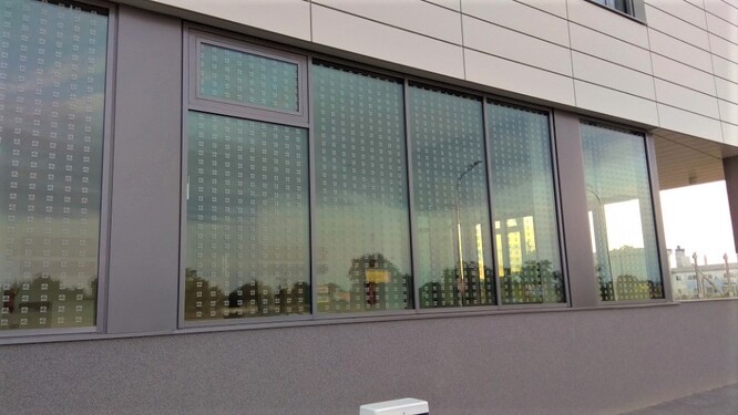 Toto zabezpečení oken v průmyslovém areálu v Brně je funkční a elegantní zároveň.