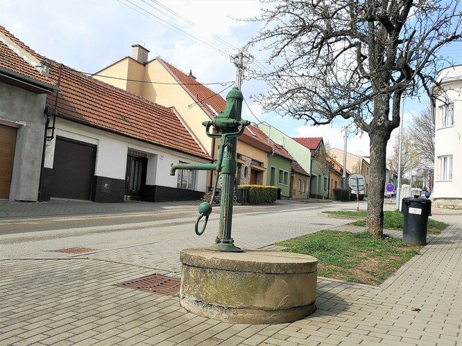 Pumpy jsou i ve velkých městech. Na snímku nefunkční pumpa v Brně-Líšni.