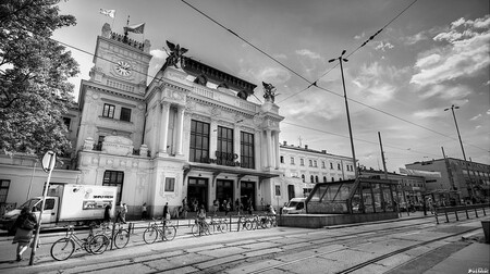 Brno má vzácnou výhodu, že má hlavní nádraží umístěné těsně u hlavního uzlu tramvají a ve vzdálenosti přímé pěší docházky do celého historického centra.