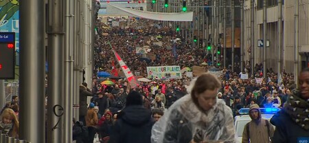 Desítky tisíc lidí se dnes zúčastnily protestního pochodu v Bruselu s požadavkem, aby belgická vláda respektovala své závazky v boji se změnami klimatu.
