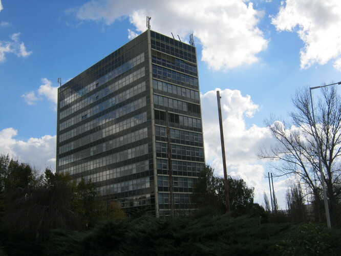 Budova Matematicko-fyzikální fakulty obložená boletickými panely s obsahem azbestu.