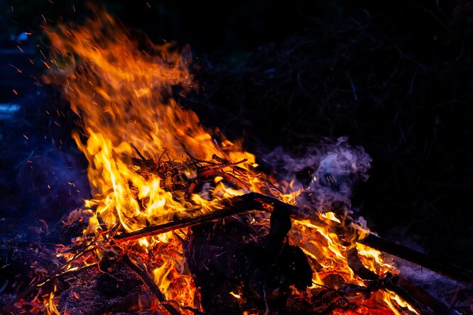 Častými příčinami požárů v přírodě je pálení klestí nebo špatně uhašená ohniště.