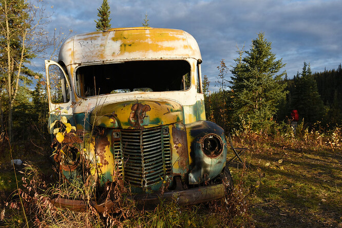 Zchátralý autobus, ve kterém pobýval Christopher McCandless, hrdina příběhu Útěk do divočiny