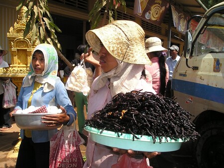 Grilované tarantule (na obrázku) chutnají turistům, kteří jsou zvědaví na tuto kambodžskou kulinářskou specialitu. Tarantule je v celém světě pověstná svou delikátní chutí a léčebnými účinky. Na trhu lze koupit odvar z tarantulí macerovaných v rýžové pálence: v lidovém léčitelství se používá proti kašli a proti bolestem zad. V Kambodži stejně jako v Thajsku nalezneme grilované pavouky, sarančata a škorpiony. Hmyz je v jihovýchodní Asii tradičním jídlem.