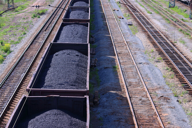 Ve světě se z jednotlivých zemí těží nejvíce černého uhlí v Číně, Indii a Indonésii. Z Evropy je v první desítce Rusko (šesté místo) a Polsko (deváté místo).
