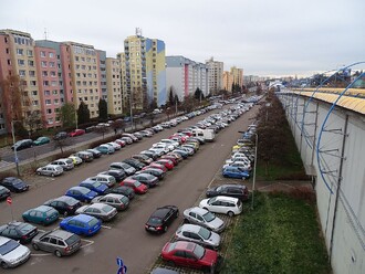 V českých podmínkách města řeší především důsledky, tedy staví nová a nová parkovací místa. Systémová řešení se objevují jen pomalu, neboť to vyžaduje politickou odvahu a intenzivní komunikaci. /Ilustrační snímek