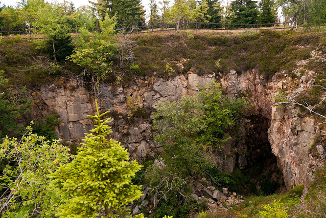 Největší propadlina po důlní činnosti Červená jáma se nalézá v blízkosti zaniklé báňské osady Bludná, která byla v 16. až 18. století významným centrem dolování cínových a železných rud.