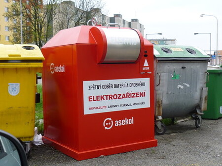 Červený stacionární kontejner Asekolu na drobný elektroodpad.