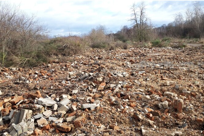 Stavební suť v bývalém vojenském prostoru. Dost možná je tu azbest. Stavební suť v bývalém vojenském prostoru. Dost možná je tu azbest.