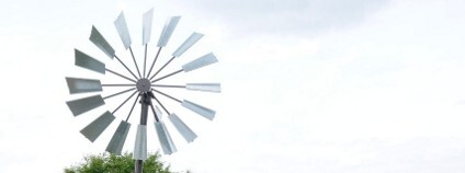 Větrné čerpadlo oceněné ekologickým Oskarem napájí i divoké koně v Milovicích Foto: Česká krajina Větrné čerpadlo oceněné ekologickým Oskarem napájí i divoké koně v Milovicích Foto: Česká krajina