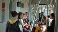 Cestující v tramvaji v Praze