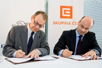 Podpis partnerství. Yann Carnoy (vlevo), generální ředitel Peugeot ČR a Alan Svoboda, obchodní ředitel Skupiny ČEZ