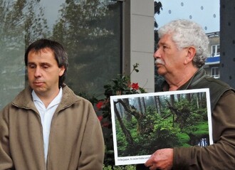 Václav Chaloupek (vpravo) při předávání petice za lepší ochranu Národního parku Šumava.