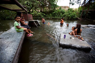 Koupání v řece kontaminované po těžbě ropy v Amazonii