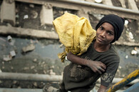 Indický chlapec sbírající odpadky