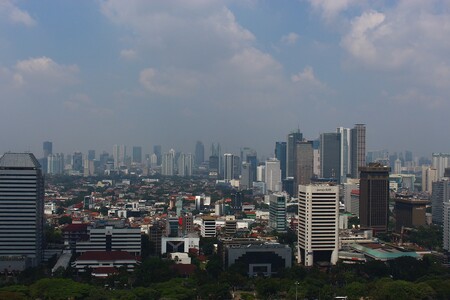 Celá obří metropole Jakarta, pokrývající plochu 600 kilometrů čtverečních, se noří do vln a bahna. / Ilustrační foto