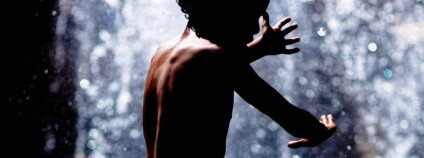 Chlapec tančící ve vodě. Foto: Alicia Light / Flickr.com