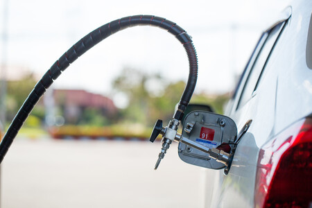 U aut na stlačený zemní plyn se uvažuje se o úlevách na dálničních známkách, nižší silniční dani, možností rychlejšího odepisování aut na alternativní pohon nebo odstranění zákazu parkování aut na CNG v podzemních garážích.