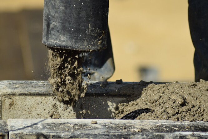 Produkce stavebního betonu je globálně odpovědná za osm procent všech antropogenních emisí. Přesnější je tedy říct, že za to nemůže ani tak samotný beton, jako jedna účinná složka pro jeho výrobu, cement.