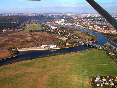 Řada stran, hnutí a koalic se ostře vymezuje vůči záměru Povodí Vltavy postavit na řece Berounce několik desítek metrů vysokou hráz. Ilustrační snímek soutoku Berounky a Vltavy.
