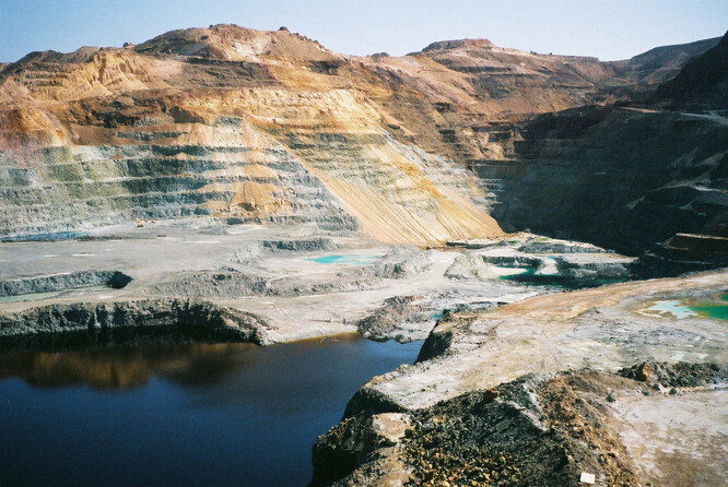 Poptávka po kovech na výrobu elektromobily nestačí nabídce. Na snímku povrchovů důl na měď na Kypru.