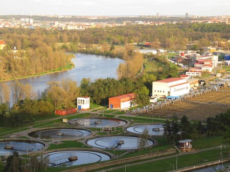 Stará vodní linka pražské Ústřední čistírny odpadních vod.