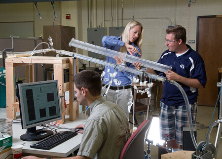 Julie Crockettová se svými kolegy při výzkumu interních vln v laboratorních podmínkách.