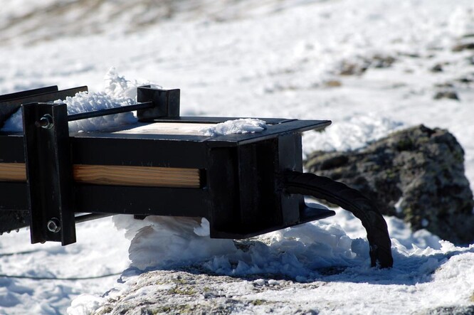 Kříž na vrcholu Hohen Zinken (2222 m, Štýrsko), ohnutý bouří Kyrill. Kříž na vrcholu Hohen Zinken (2222 m, Štýrsko), ohnutý bouří Kyrill.