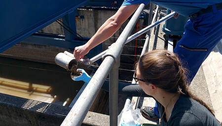 Na problematiku čištění vody se liberecká univerzita zaměřuje dlouhodobě. Ilustrační snímek odběru vzorků.