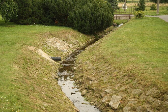 Technicky upravený Jakubovský potok v Cidlině, okres Třebíč. Technicky upravený Jakubovský potok v Cidlině, okres Třebíč.