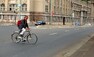 Cyklista riskantně projíždí křižovatku Dukelských hrdinů a nábřeží Kapitána Jaroše