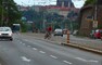 Cyklista se nebezpečné křižovatce raději vyhne tím, že to před ní "střihne" na druhý chodník