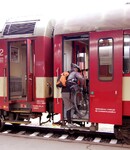 Cyklista nakládající kolo do vlaku