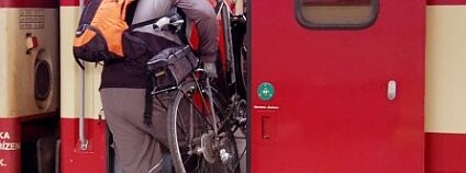 Cyklista nakládající kolo do vlaku. Foto: Radka Žáková/plzenskonakole.cz