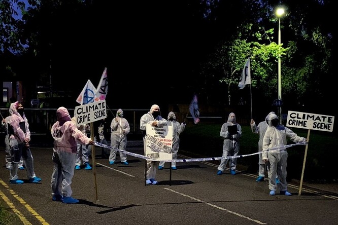 Protest Extinction Rebellion před ústředím JP Morgan v Bournemouthu proti používání fosilních paliv.