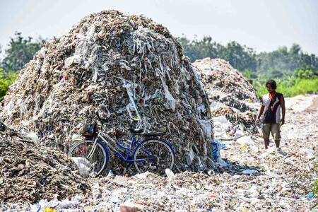 Bangun je jednou z mnoha chudých vesnic na ostrově Jáva, které se specializují na zpracování odpadu, většinou dováženého ze západních zemí, ze Spojených států, ale také z Blízkého východu. / Ilustrační foto