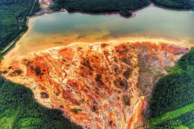Podnětem k jednání úřadů se staly fotografie kolující po internetu, jež zobrazují oranžovou krajinu a mléčně zbarvenou vodu.
