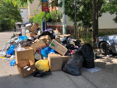 Ulice bosenského Mostaru se plní neodvezenými odpadky, obyvatelé města totiž zablokovali příjezd k jediné skládce. Ta podle nich představuje nebezpečí pro životní prostředí i pro lidské zdraví.