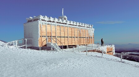 Poštovna na Sněžce od Martina Rajniše a jeho spolupracovníků. Jde o jednu z nejdiskutovanějších staveb v poslední době. Dům má být jakýmsi příbuzným staveb, jaké člověk vidí na Špicberkách nebo v Grónsku, trochu podobný skladům Amundsenovy nebo Scottovy výpravy na zemský pól. Je ze dřeva a ze skla, stojí na subtilních kovových podporách, ohleduplný k přírodě. V zimě se dá celý uzavřít izolačními deskami a žaluziemi.